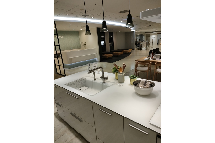 透明感のある滑らかな手触りのカウンタートップ。端部のエッジ加工が輝きを放ち、リビングも明るくなります。