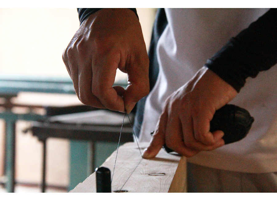 丹精込めて仕事する職人